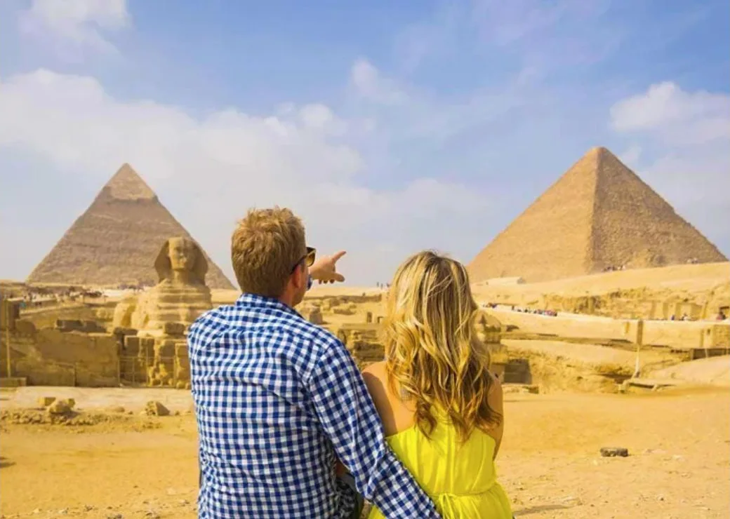 Travellers at the pyramids of Giza